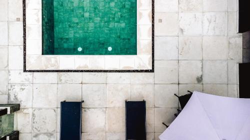 Una cama o camas en una habitación de JQY Beach Flats - 950m da Praia - Garagem subterrânea - Estação de carregamento para veículos elétricos