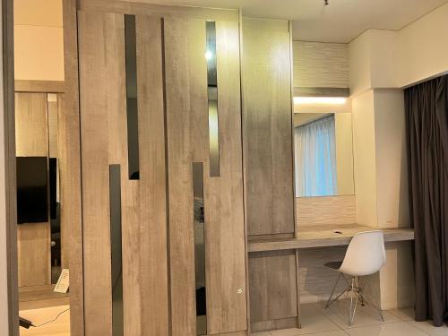 クアラルンプールにあるMercu Summer Suites KLCC By Sweet Homeの木製パネル壁の部屋