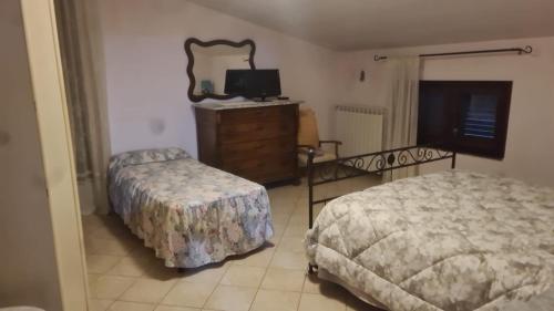 1 dormitorio con 2 camas, tocador y espejo en NOVA DOMUS, en Corfinio