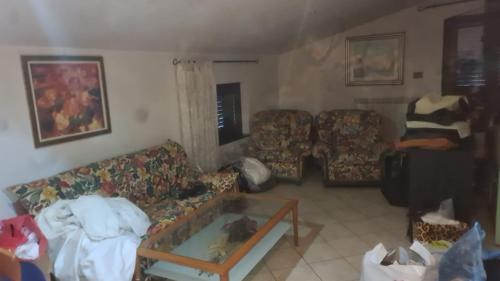 Sala de estar con sofás y mesa de centro en NOVA DOMUS, en Corfinio