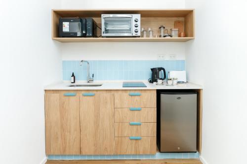 a kitchen with a sink and a microwave at CASA MARU - La Celeste in Vicente López