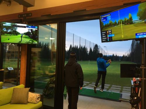 Yellow Door Suiteにあるテレビまたはエンターテインメントセンター