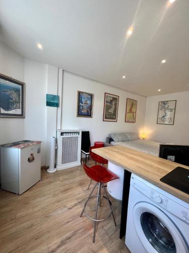 une chambre avec un lit et un lave-linge dans l'établissement Charmant studio alle porte di Monte-Carlo, à Beausoleil