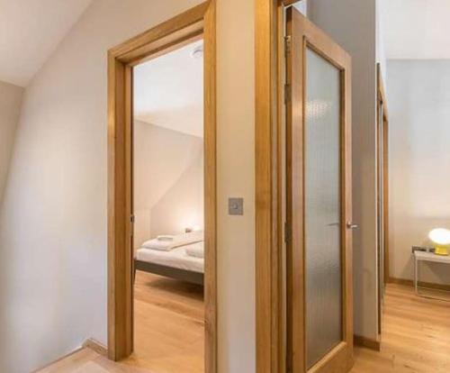 einen Flur mit einem Spiegel und einem Bett in einem Zimmer in der Unterkunft Holborn Home: Find Iconic London in London