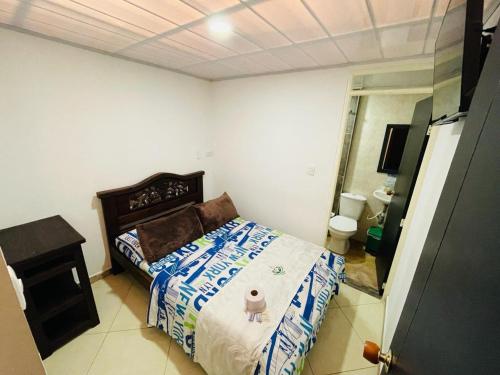 sypialnia z łóżkiem z psem w obiekcie Hotel Colonial El Bosque Dorado w mieście Tunja