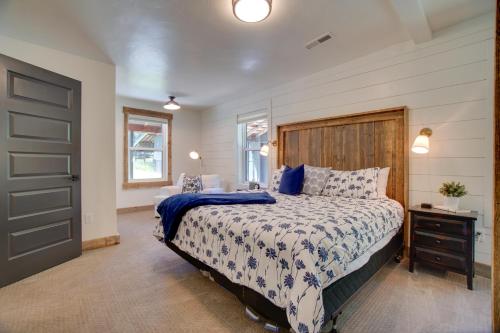Ένα ή περισσότερα κρεβάτια σε δωμάτιο στο Deer Hollow Home Less Than 1 Mi to Payette Lake!
