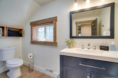 Ένα μπάνιο στο Deer Hollow Home Less Than 1 Mi to Payette Lake!