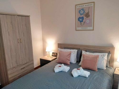 a bedroom with a bed with towels on it at 2BDR Downtown Veria Peach Blossom in Veria