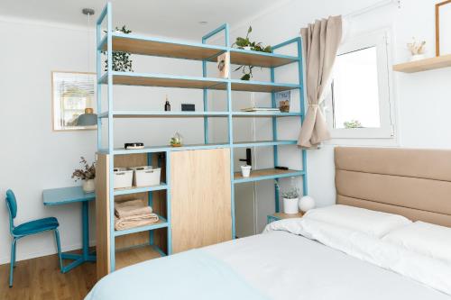 um quarto com uma prateleira azul ao lado de uma cama em CASA MARU - La Celeste em Vicente López