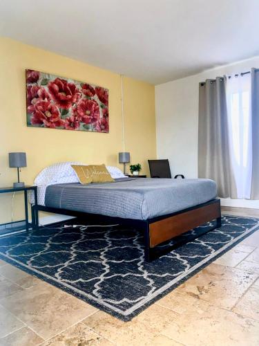 Un dormitorio con una cama con una computadora portátil encima. en The Bonsai, en Rockledge