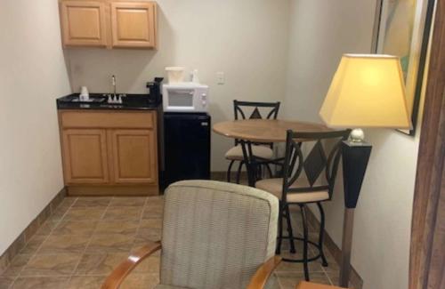 Dapur atau dapur kecil di Best Western Davison Inn
