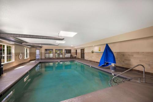 a large swimming pool in a building at Best Western PLUS Mountain View Auburn Inn in Auburn