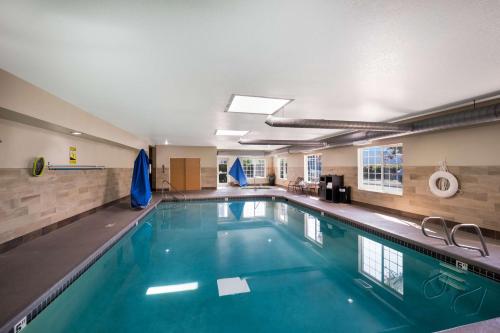 a large swimming pool in a building at Best Western PLUS Mountain View Auburn Inn in Auburn