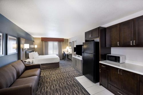 een hotelkamer met een bed en een woonkamer bij Best Western PLUS Mountain View Auburn Inn in Auburn
