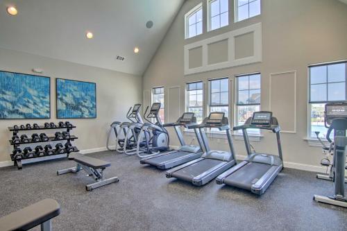 Fitness centrum a/nebo fitness zařízení v ubytování Modern and Spacious Home with Pool in Ocean View!