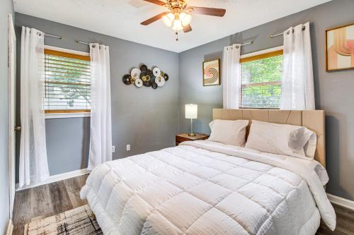 Postel nebo postele na pokoji v ubytování Inviting Savannah Home with Yard 3 Mi to Downtown!
