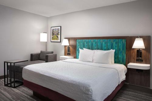 Un pat sau paturi într-o cameră la Hampton Inn Kingsland