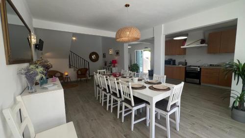 ラゴスにあるDad's Villaのキッチン、ダイニングルーム(白いテーブル、椅子付)