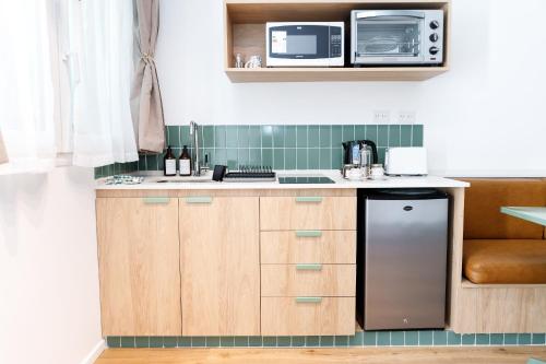 a kitchen with a sink and a refrigerator at CASA MARU - La Verde in Vicente López