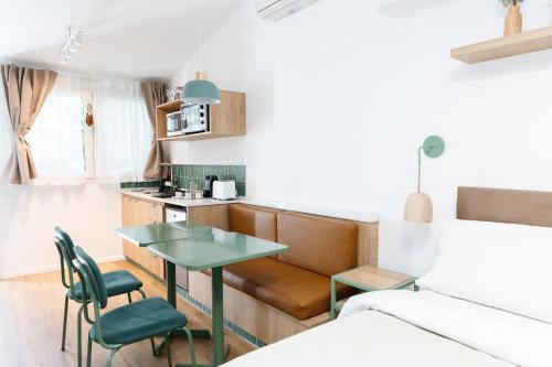 uma pequena cozinha com mesa e cadeiras num quarto em CASA MARU - La Verde em Vicente López