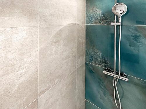 La salle de bains est pourvue d'une douche avec un pommeau de douche. dans l'établissement Holiday home Sydals XXXIX, à Høruphav