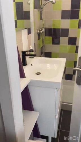 une salle de bain avec un lavabo blanc et un miroir dans l'établissement Saint Cyr sur Mer 80 m de la Mer La Marseillaise, à Saint-Cyr-sur-Mer