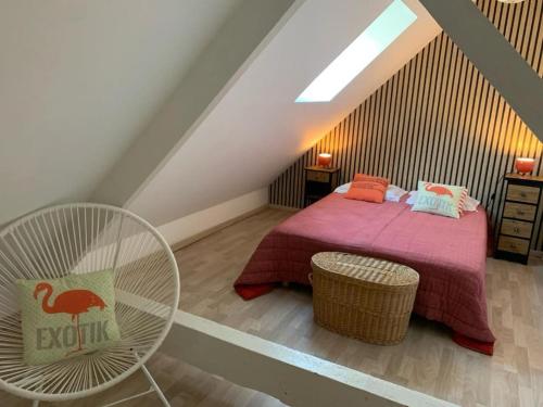 Schlafzimmer im Dachgeschoss mit einem Bett und einem Stuhl in der Unterkunft Saint Cyr sur Mer 80 m de la Mer La Marseillaise in Saint-Cyr-sur-Mer
