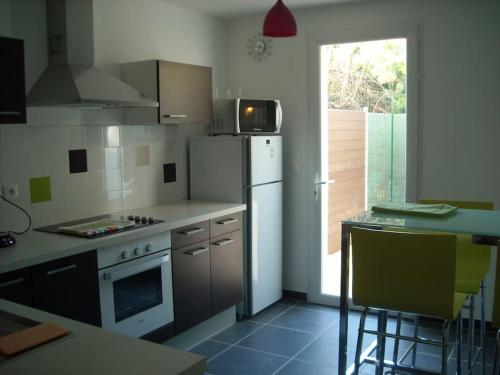 Il comprend une cuisine équipée d'un réfrigérateur et d'une cuisinière. four supérieur dans l'établissement Saint Cyr sur Mer 80 m de la Mer La Marseillaise, à Saint-Cyr-sur-Mer