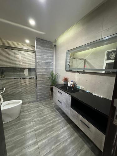 A bathroom at The Presidential Suite Elysium Tower
