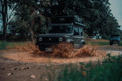un jeep conduciendo a través de un camino de tierra en 4BOX4 - 4x4 Car Rentals Only - SJO Airport en Río Segundo