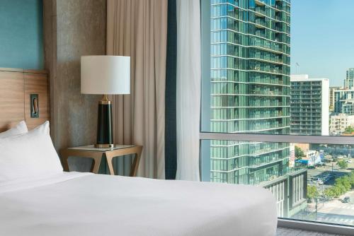 Katil atau katil-katil dalam bilik di Carte Hotel San Diego Downtown, Curio Collection By Hilton