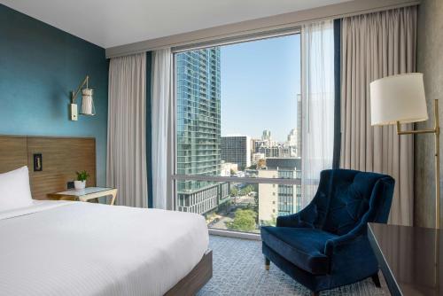 圣地亚哥Carte Hotel San Diego Downtown, Curio Collection By Hilton的一间带床和大窗户的酒店房间