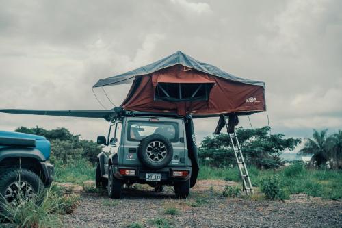 una jeep con una tenda sopra di essa di 4BOX4 - 4x4 Car Rentals Only - SJO Airport a Río Segundo