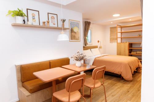 a bedroom with a bed and a table and chairs at CASA MARU La Terracota in Vicente López