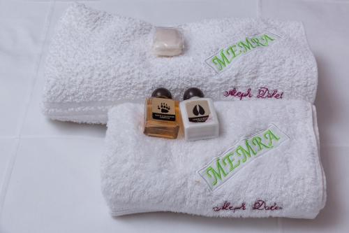 een handdoek met twee gratis handdoeken erop bij Memra Guest House in Ladysmith