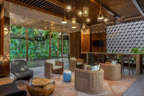Zona de estar de Botanika Osa Peninsula, Curio Collection By Hilton