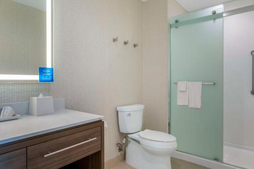 Home2 Suites By Hilton Redlandsにあるバスルーム