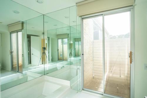 Ένα μπάνιο στο Luminous William F. Cody designed home