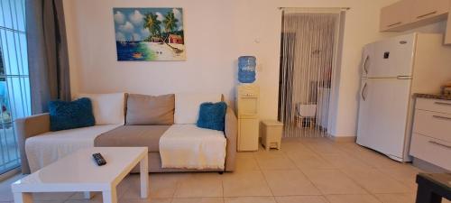 a living room with a couch and a refrigerator at seltenes Fundstück in La Laguna