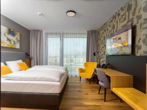 een hotelkamer met een bed en een bureau bij Best Western Parkhotel Hagenberg in Hagenberg im Mühlkreis