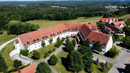 une vue aérienne sur un grand bâtiment blanc avec un toit rouge dans l'établissement Hotel Gut Matheshof, BW Signature Collection, à Rieden
