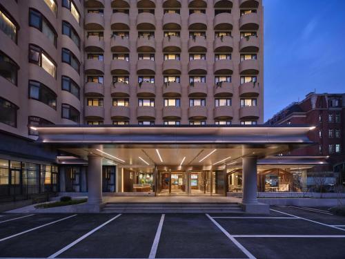 an empty parking lot in front of a building at Hilton Garden Inn Hangzhou West Lake in Hangzhou