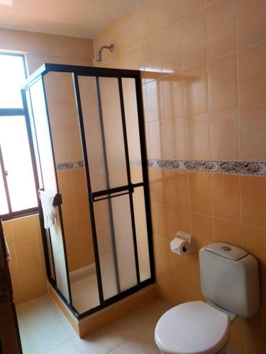 A bathroom at Hostal Montañes