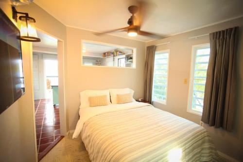 ein Schlafzimmer mit einem Bett mit zwei Kissen darauf in der Unterkunft Ocean Front Villa 2 in Culebra