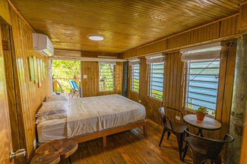 1 dormitorio con 1 cama, mesa y sillas en Ocean Front Villa 4 Studio, en Culebra