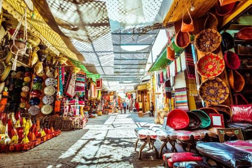 um mercado repleto de diferentes tipos de lojas em House in Rabat medina best vibe em Rabat