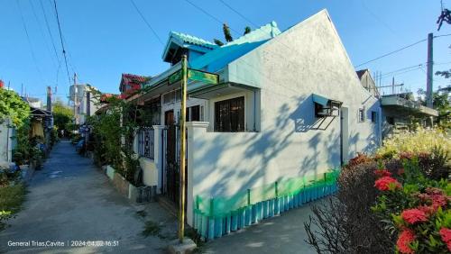 un edificio con una pintura azul y verde en 3Js Place 30-mins from Tagaytay, en General Trias