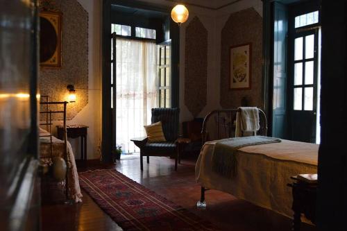 een slaapkamer met een bed, een stoel en ramen bij Acorazadas de Azcapotzalco in Mexico-Stad