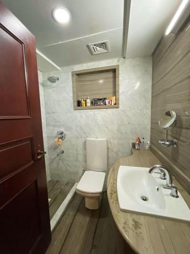 a bathroom with a toilet and a sink at شقه فندقيه بفندق هيلتون المعادي in Cairo