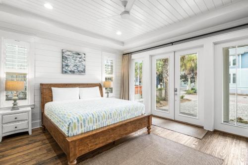 una camera da letto con un letto e due finestre di Endless Summer Nights at Seacrest a Inlet Beach